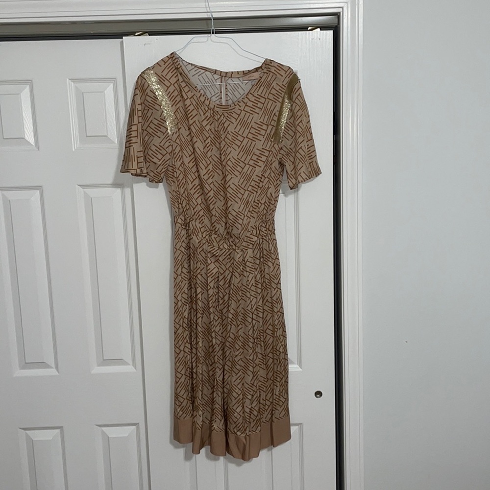 d’Ame Shoulder length sleeve silk dress fitted around waist with detail